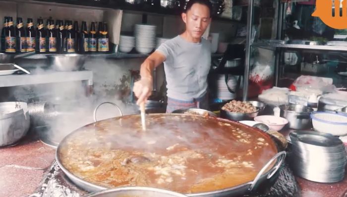 Món bò hầm đặc biệt của Thái Lan: Nước dùng được nấu liên tục 45 năm