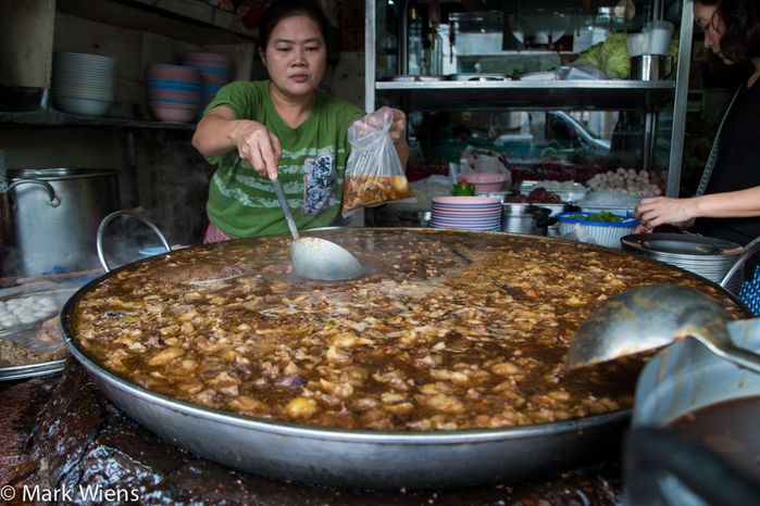 Món bò hầm đặc biệt của Thái Lan: Nước dùng được nấu liên tục 45 năm