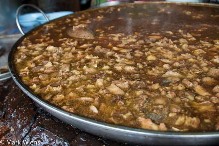 Món bò hầm đặc biệt của Thái Lan: Nước dùng được nấu liên tục 45 năm