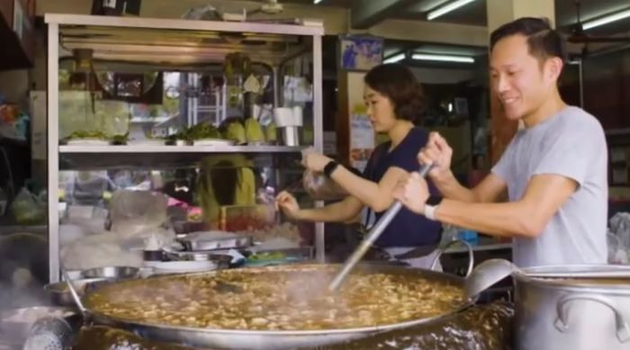 Món bò hầm đặc biệt của Thái Lan: Nước dùng được nấu liên tục 45 năm