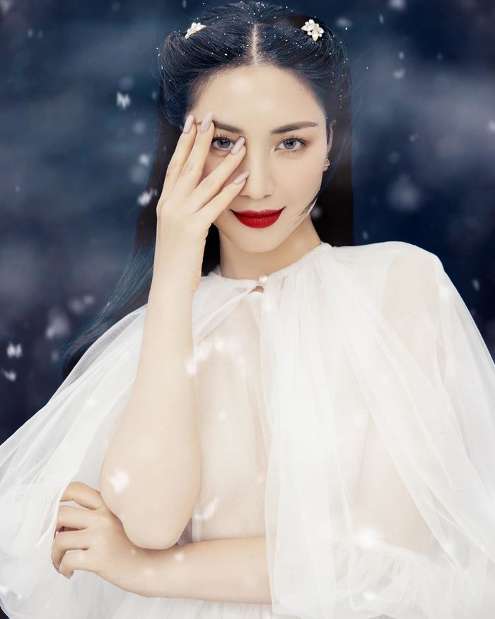 Mỹ nhân Việt hoá thân thành Bà chúa tuyết chào đón Giáng sinh