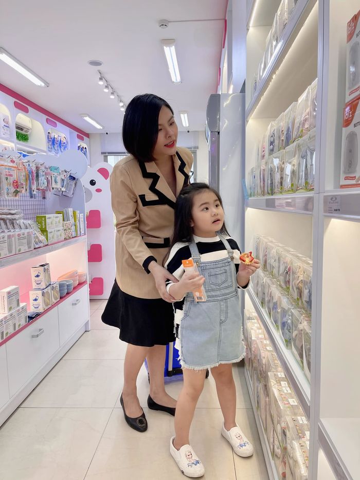 4 mỹ nhân Vbiz U40 đã là bà mẹ 3 con: Hà Tăng 3 lần bầu bí kín kẽ