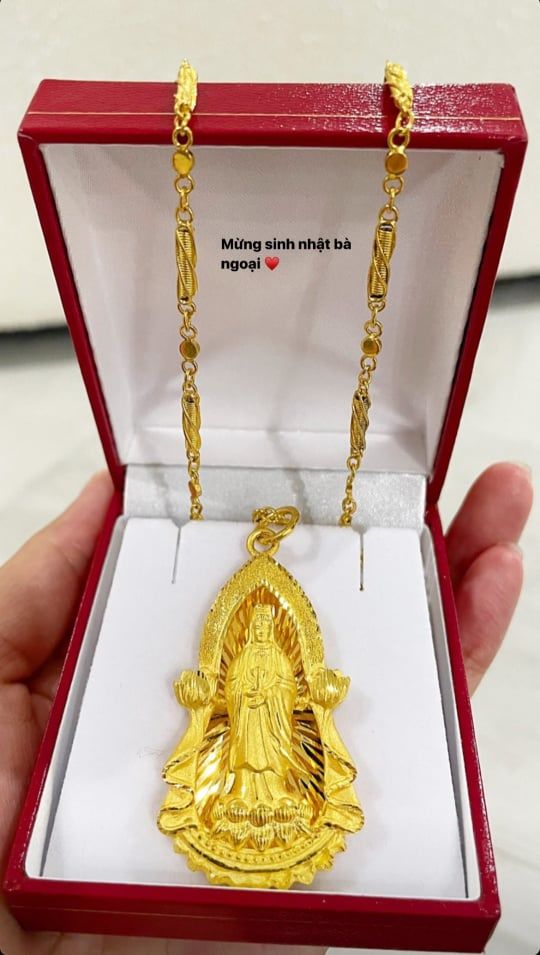 Mỹ nhân Việt tặng quà cho mẹ: Phạm Hương tặng dây chuyền vàng