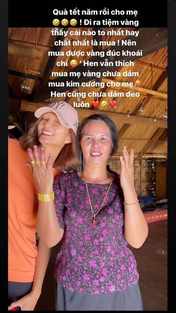 Mỹ nhân Việt tặng quà cho mẹ: Phạm Hương tặng dây chuyền vàng