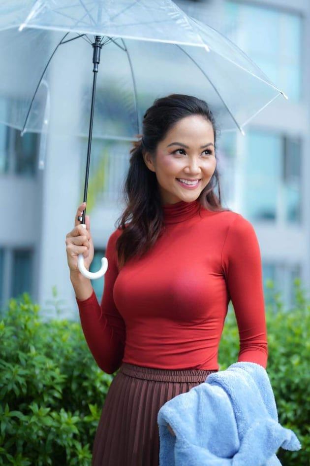 3 tài khoản mạng xã hội của H'Hen Niê phủ đen khiến netizen lo sốt vó