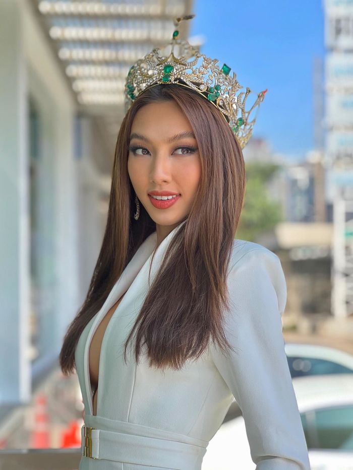 Ngày thứ 2 của Tân Miss Grand 2021 Thùy Tiên: Outfit trắng xẻ sâu