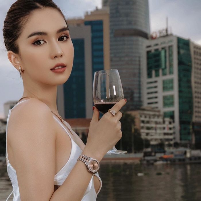 Ngọc Trinh sắm xế hộp 2 tỷ, hô biến thành căn phòng đầy đủ tiện nghi