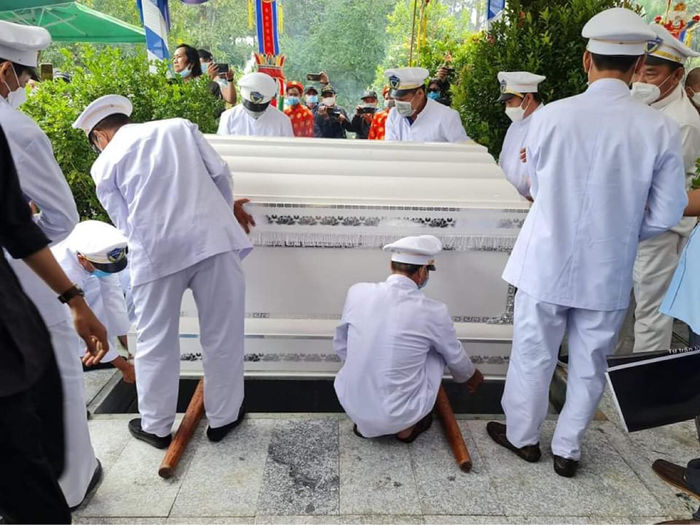 Đông đảo khán giả đến lễ tang tiễn biệt NSƯT Thanh Kim Huệ
