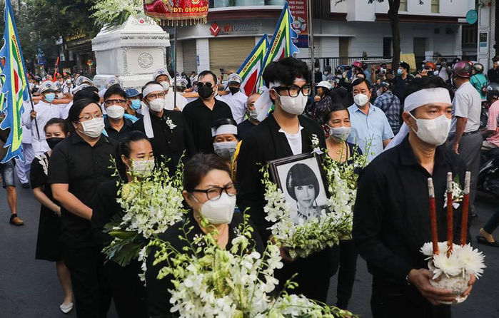 Đông đảo khán giả đến lễ tang tiễn biệt NSƯT Thanh Kim Huệ