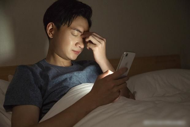 Dùng điện thoại thường xuyên trong đêm có bị sao không?