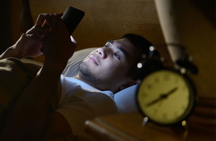 Dùng điện thoại thường xuyên trong đêm có bị sao không?
