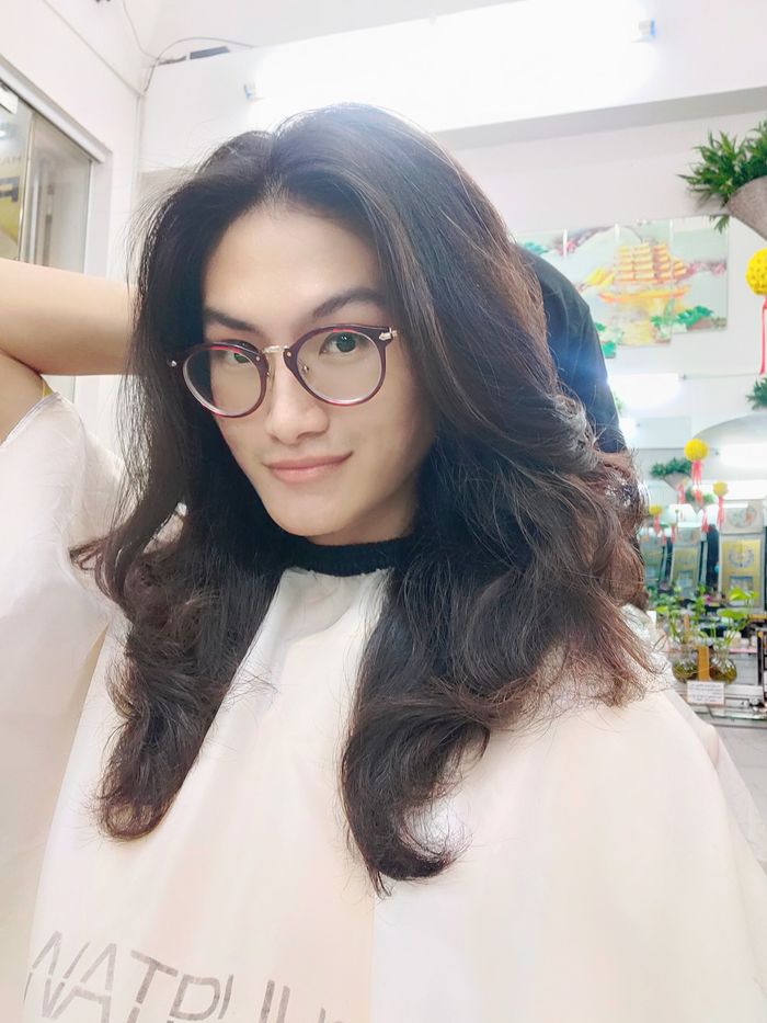 Ông hoàng trang phục dân tộc Tín Thái giúp đại diên VN toả sáng