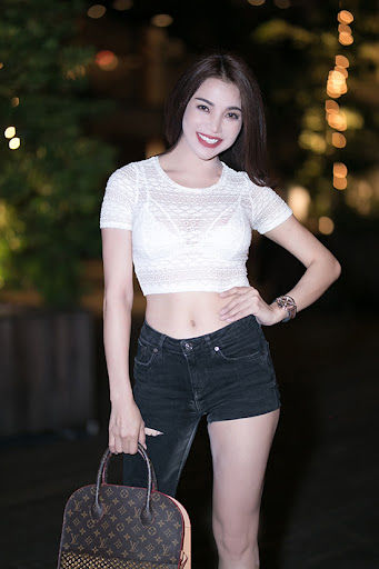 Nguyễn Thúc Thuỳ Tiên đại chiến quần một mất, một còn với sao Việt