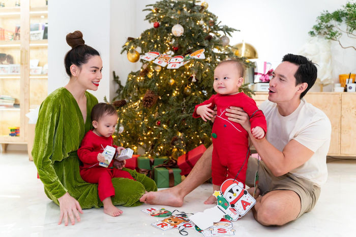 Nhà Hà Hồ xả kho ảnh Noel: Lisa - Leon nhường spotlight cho bố mẹ