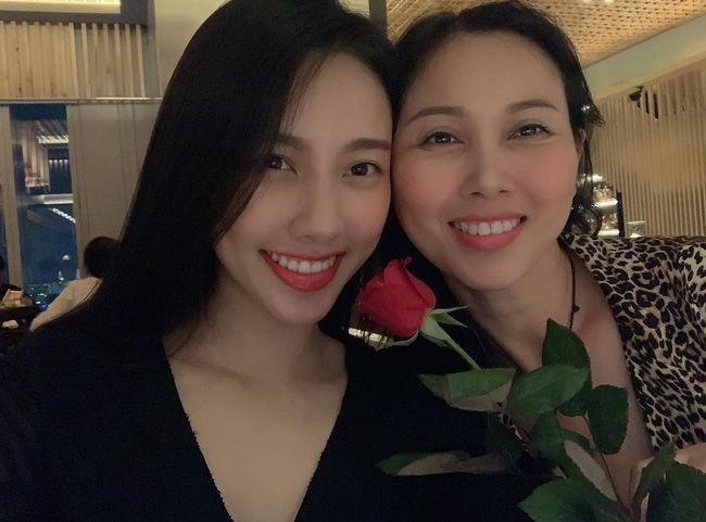 Nhan sắc mẹ Hoa hậu Thùy Tiên: Nét nào đẹp con gái hưởng hết