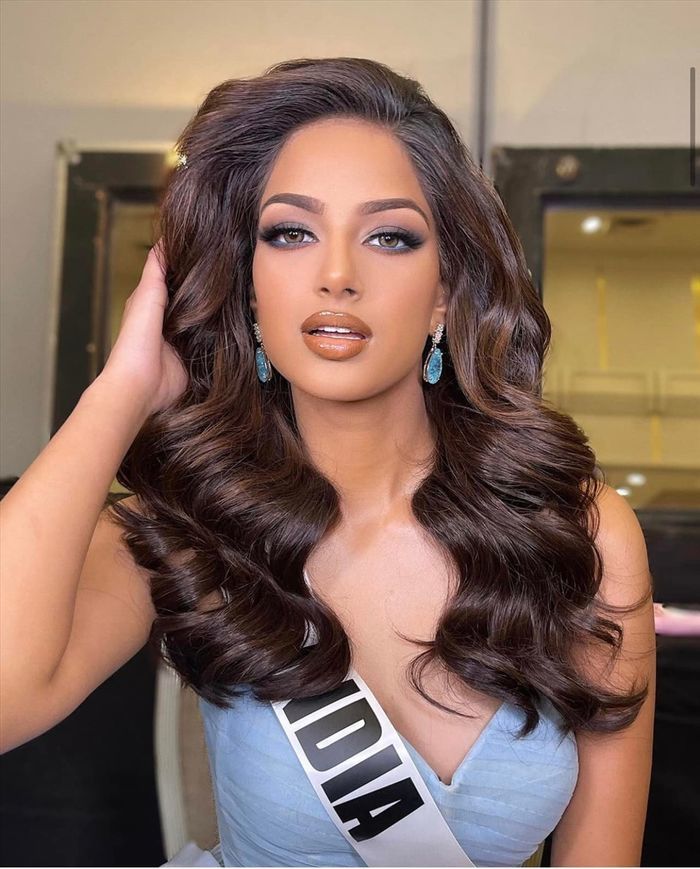 Nhan sắc nữ thạc sĩ 21 tuổi đăng quang Miss Universe 2021