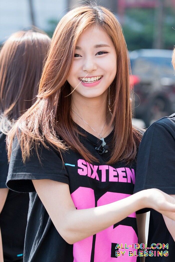 Nhan sắc Tzuyu: Cắt tóc ngắn gây thương nhớ, style ngày càng gợi cảm