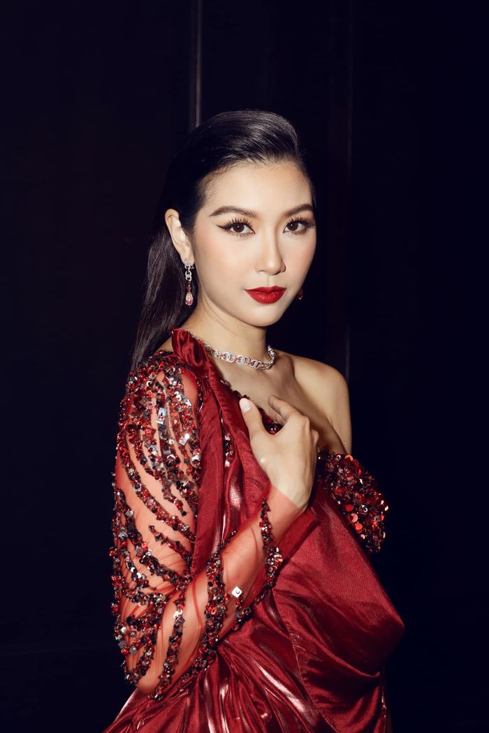 Nhìn 3 nàng Hậu đi thi quốc tế mà tiếc cho Phạm Hồng Thuý Vân
