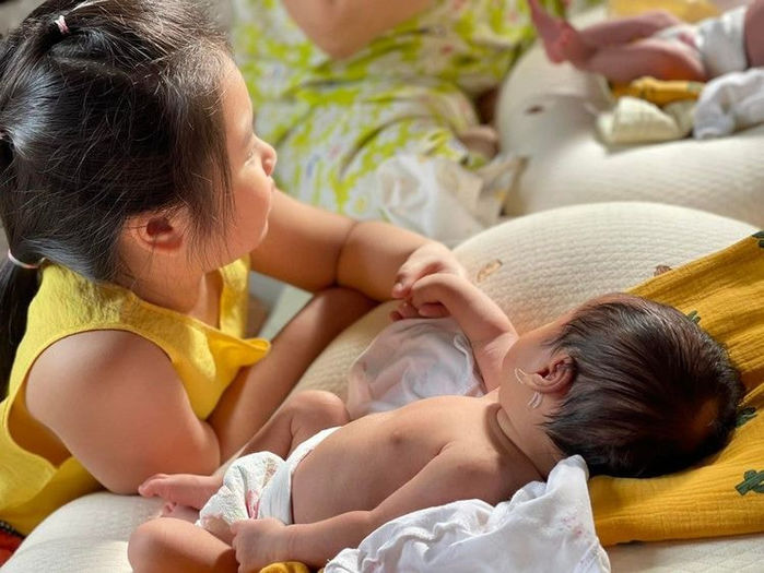 Dàn nhóc tì Vbiz mới có tí tuổi đầu đã biết phụ ba mẹ chăm em