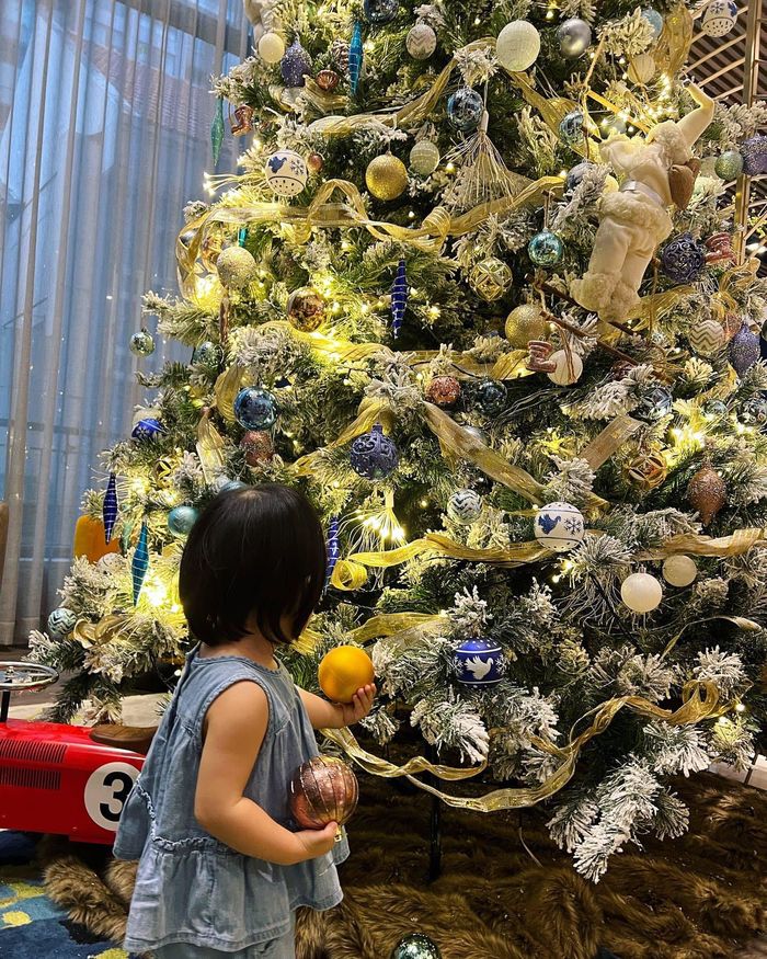 Nhóc tỳ Vbiz giúp bố mẹ trang trí cây thông đón Giáng sinh