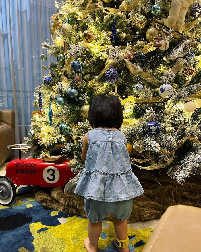 Nhóc tỳ Vbiz giúp bố mẹ trang trí cây thông đón Giáng sinh
