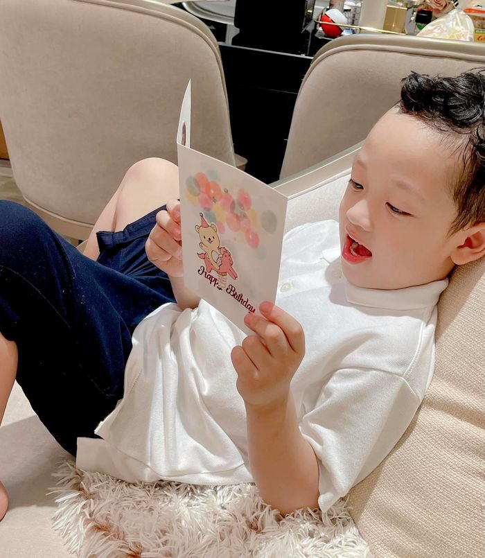 Những em bé đặc biệt: lớn lên với nhà ngoại, càng lớn càng giống bố