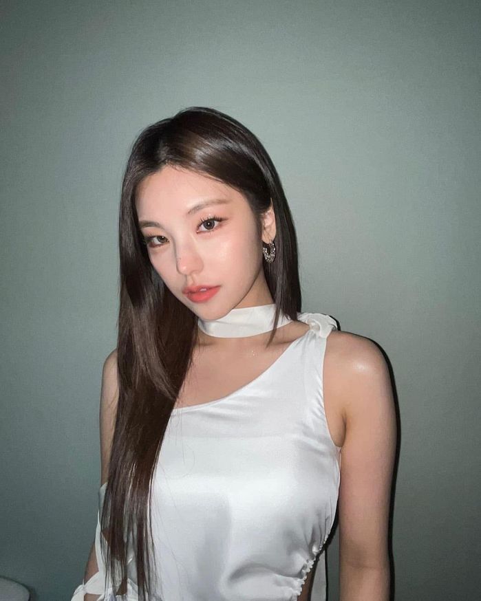 Những idol sở hữu vẻ ngoài, thần thái giống nhau như đúc