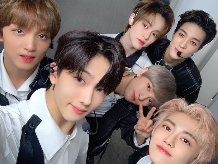 Bạn yêu thích các idol Kpop chứ? Hãy đến với hình ảnh selfie đáng yêu của thần tượng Kpop bạn thích nhất. Bạn sẽ không thể rời mắt khỏi vẻ đẹp hoàn hảo của anh ấy!