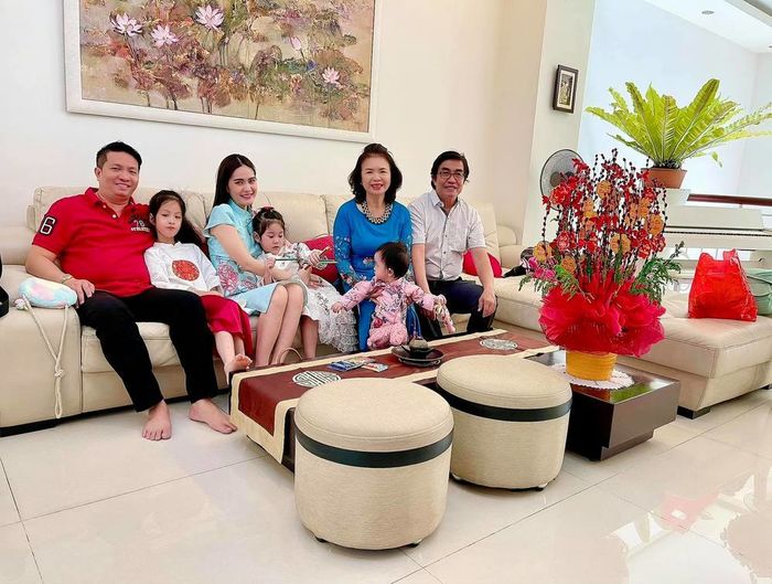 Những lần nữ đại gia quận 7 tặng quà cho ba mẹ: Biếu ba đồng hồ nửa tỷ