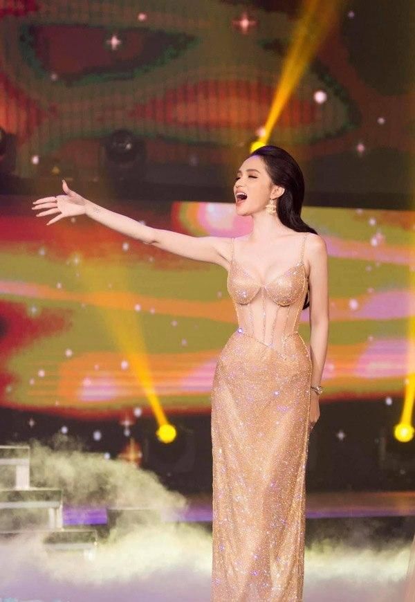 Màn sửa váy ăn tiền của dàn sao: Kim Duyên chặt chém Hương Giang