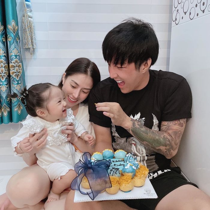 Những ông bố Vbiz của năm: Mạc Văn Khoa mặc đầm, Jaykii kè con 24/24