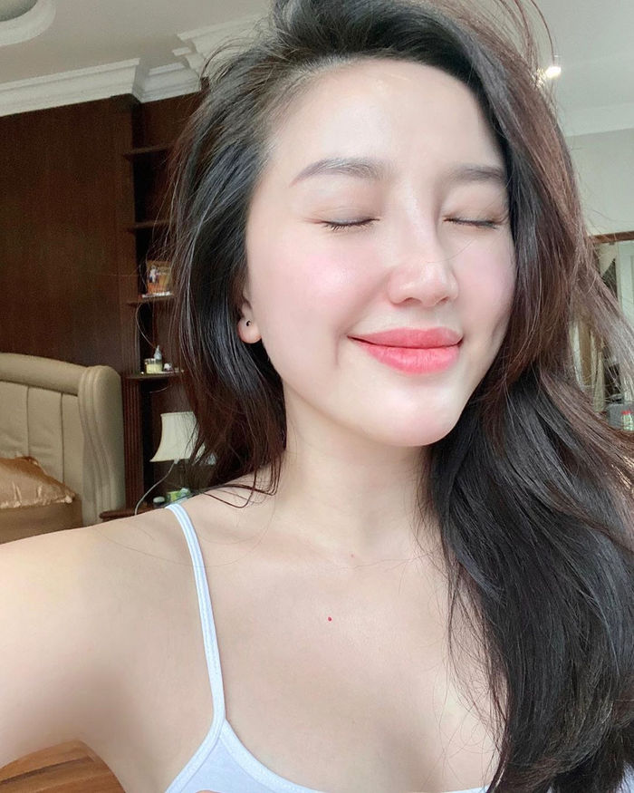 4 mỹ nhân Việt có làn da mộc trắng sáng, mịn màng không tì vết.