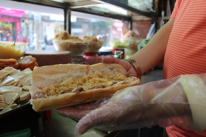 Top 6 tiệm bánh mì có nhiều người ở Sài Gòn xếp hàng mua nhiều nhất