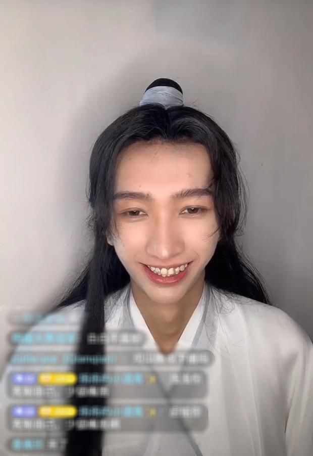 Nữ streamer nổi tiếng khiến fan 'bật ngửa' khi lỡ tay tắt app làm đẹp