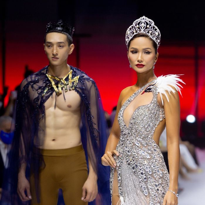 Nữ thần H'Hen Niê được hai trai đẹp 6 múi hộ tống trên sàn catwalk