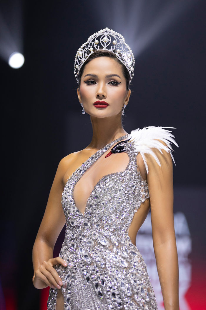 Nữ thần H'Hen Niê được hai trai đẹp 6 múi hộ tống trên sàn catwalk