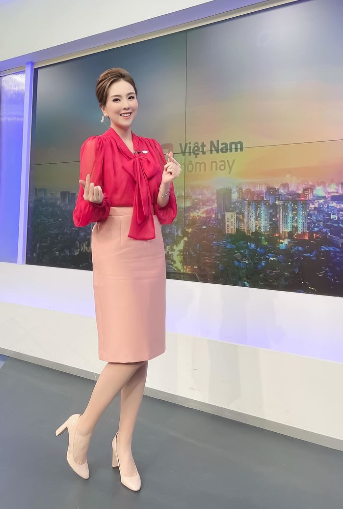 BTV Mai Ngọc của VTV chỉ ăn mặc mỗi màu hồng khi lên sóng