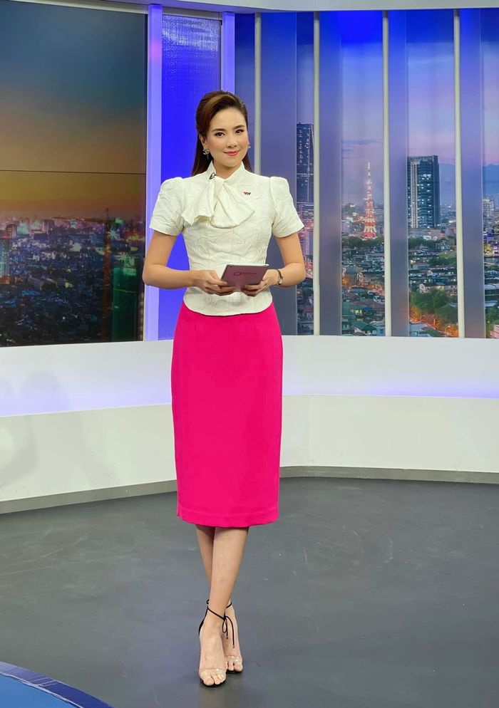 BTV Mai Ngọc của VTV chỉ ăn mặc mỗi màu hồng khi lên sóng