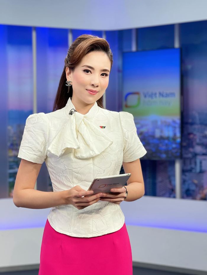 BTV Mai Ngọc của VTV chỉ ăn mặc mỗi màu hồng khi lên sóng
