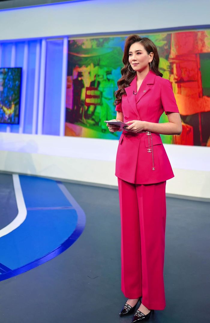 BTV Mai Ngọc của VTV chỉ ăn mặc mỗi màu hồng khi lên sóng