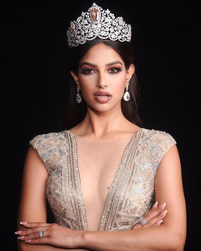 Outfit đầu tiên của người đẹp Ấn Độ trên cương vị Miss Universe 2021