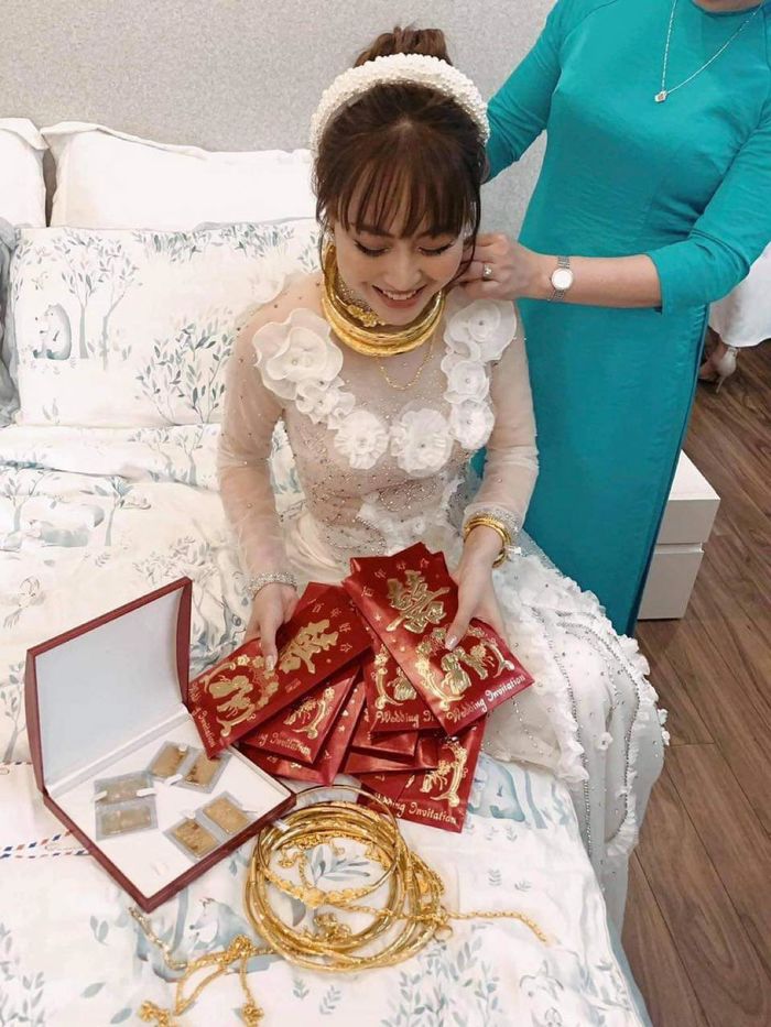 Quà cưới siêu khủng của thiếu gia 1995, chủ KS dát vàng 30 tỷ ở SG