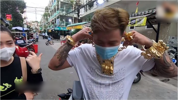 Quán ốc lạ đời nhất Sài Gòn: Ông chủ đeo 115 cây vàng trị giá gần 7 tỷ