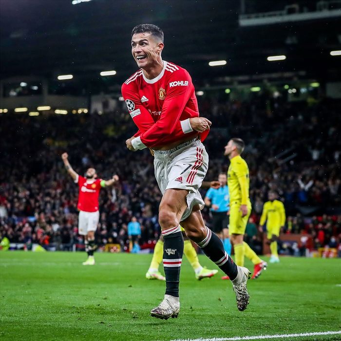 Ronaldo làm tiệc mừng cặp song sinh 1 trai 1 gái sắp chào đời