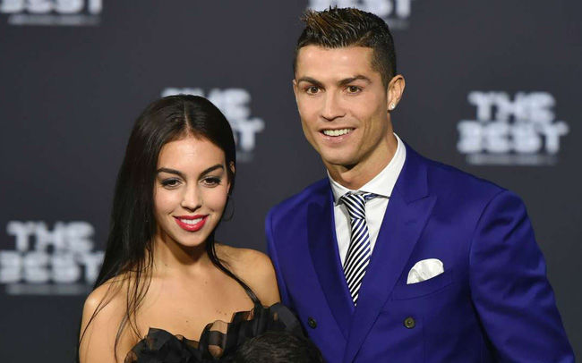 Ronaldo làm tiệc mừng cặp song sinh 1 trai 1 gái sắp chào đời