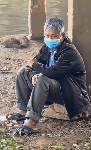 Người cha già ngóng chờ tin con trai trở về gây cảm động