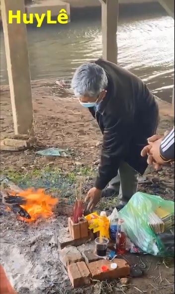 Người cha già ngóng chờ tin con trai trở về gây cảm động