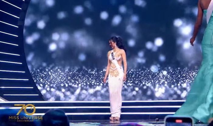 Sàn catwalk tệ nhất của Miss Universe: Thí sinh vồ ếch như đi chợ