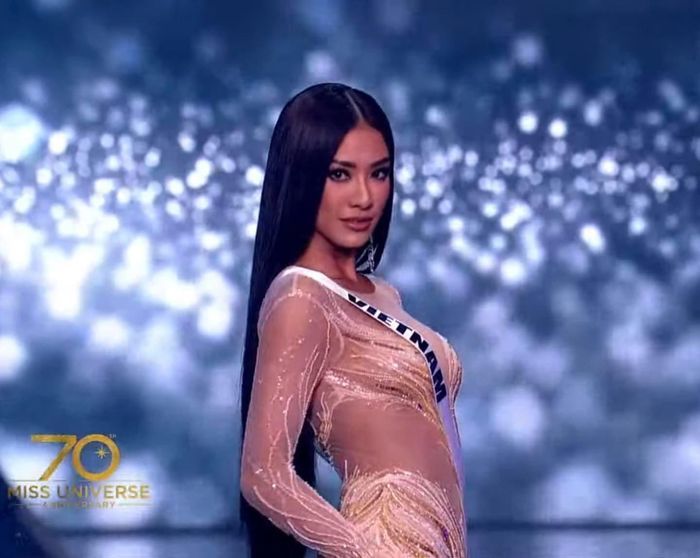 Sàn catwalk tệ nhất của Miss Universe: Thí sinh vồ ếch như đi chợ