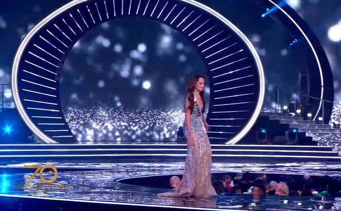 Sàn catwalk tệ nhất của Miss Universe: Thí sinh vồ ếch như đi chợ